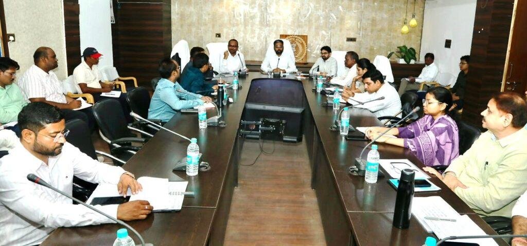 बारिश को देखते हुए संवेदनशील स्थानों पर निगाह रखें राजस्व अधिकारी: कलेक्टर