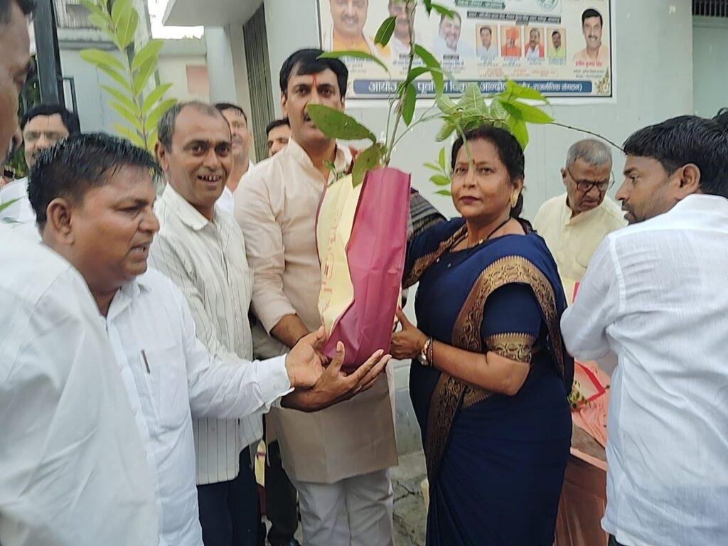 आजमगढ़: बाबूराम कुंवर सिंह जी की 22वीं पुण्यतिथि पर श्रद्धांजलि सभा, उपमुख्यमंत्री सहित मंत्रियों को भेंट किए गए पौधे; पर्यावरण संरक्षण का दिया संदेश