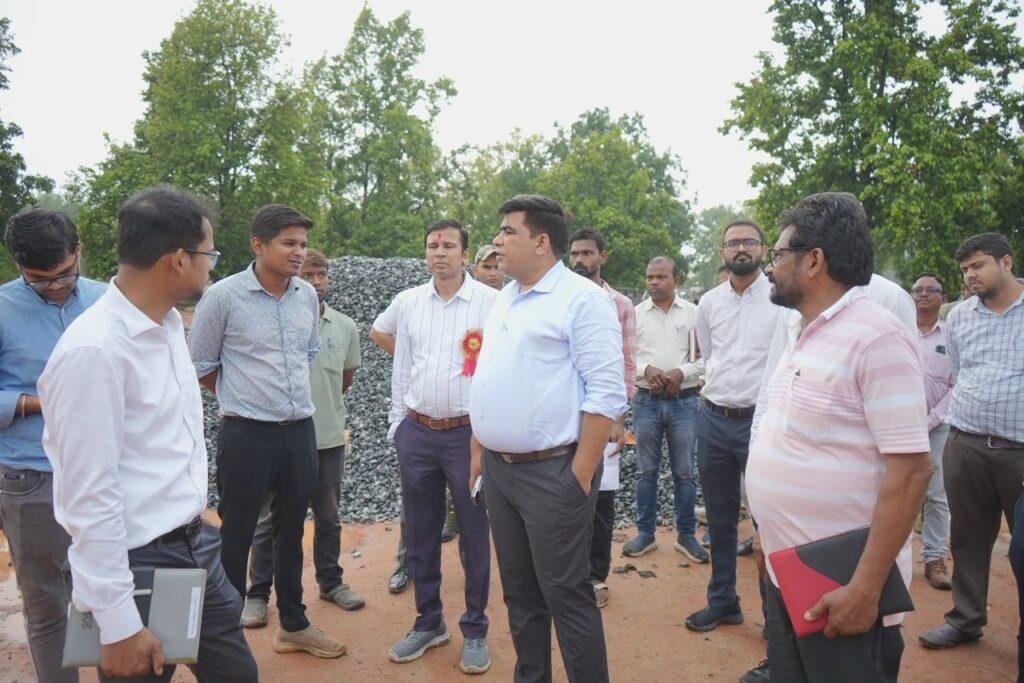 कलेक्टर ने रामपुर में निर्माणाधीन नवीन महाविद्यालय का किया निरीक्षण