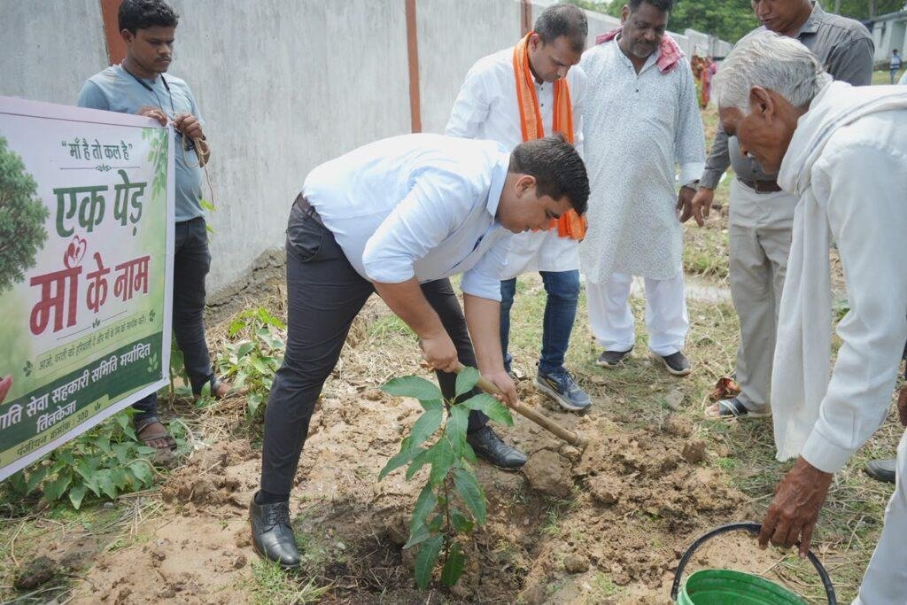 सहकारी समिति तिलकेजा का कलेक्टर ने किया निरीक्षण