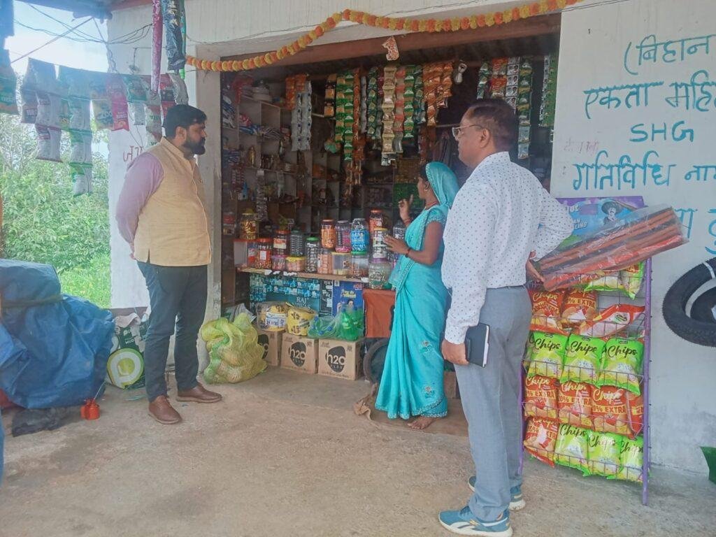 ग्रामीण महिलाओं के स्वरोजगार को सशक्त बनाने लगातार गांवों का भ्रमण कर रहे जिला पंचायत सीईओ