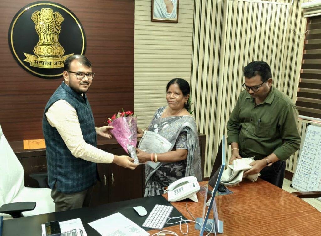कलेक्टर ने शाल एवं श्रीफल भेंट कर शिक्षिका प्रेमवती जोहल को किया सम्मानित