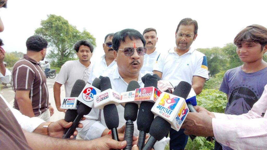 जर्जर पुलिया पर भारी वाहनों के आवागमन पर रोक लगाने की मांग, राष्ट्रीय उलामा काउंसिल ने किया विरोध प्रदर्शन