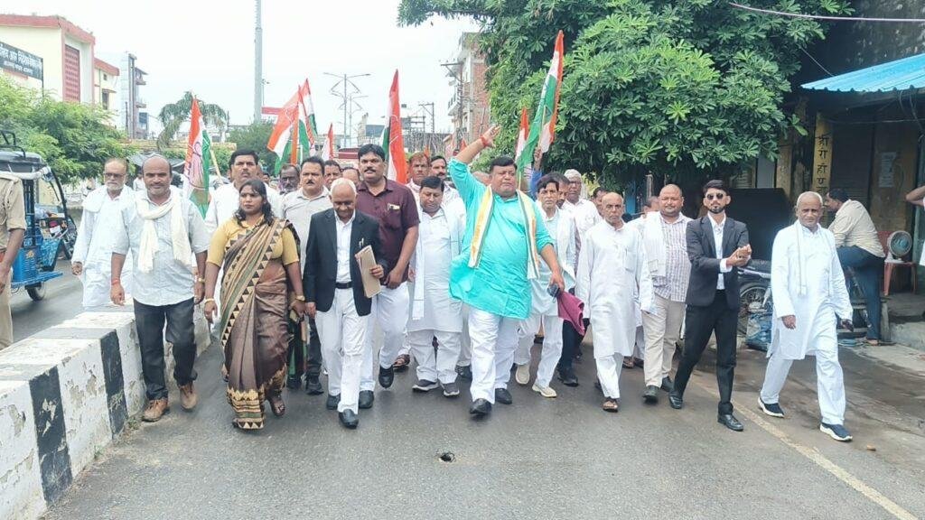 कौशल कुमार सिंह ‘मुन्ना राय’ के नेतृत्व में राष्ट्रगान के सम्मान को लेकर कांग्रेस का धरना-प्रदर्शन