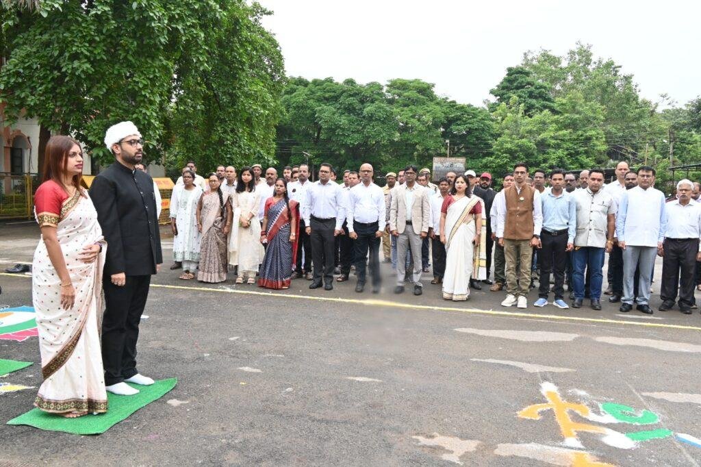 कलेक्टर श्री लंगेह ने कलेक्ट्रेट में किया ध्वजारोहण