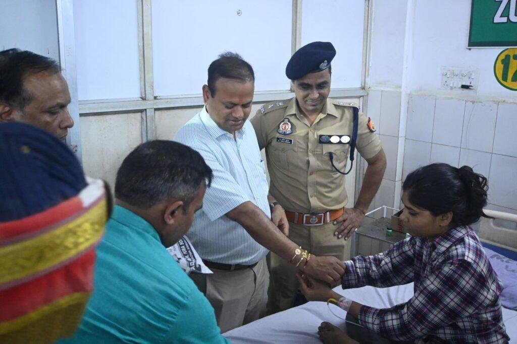 डीएम एसपी ने जिला मंडलीय अस्पताल पहुंचकर सड़क दुर्घटना में घायल लोगों का जाना हाल बधंवाया रक्षाबंधन