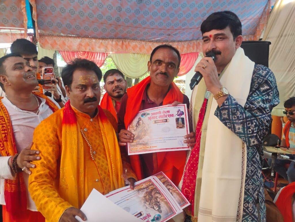श्रावण के चतुर्थ सोमवार पर बाबा भंवरनाथ के दरबार में सजा भजन संध्या का भव्य मंच