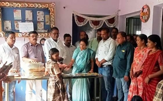 जिला पंचायत अध्यक्ष, कलेक्टर सहित जनप्रतिनिधि एवं अधिकारी-कर्मचारियों ने किया विद्यार्थियों को पुस्तकें एवं अध्ययन सामग्री वितरित