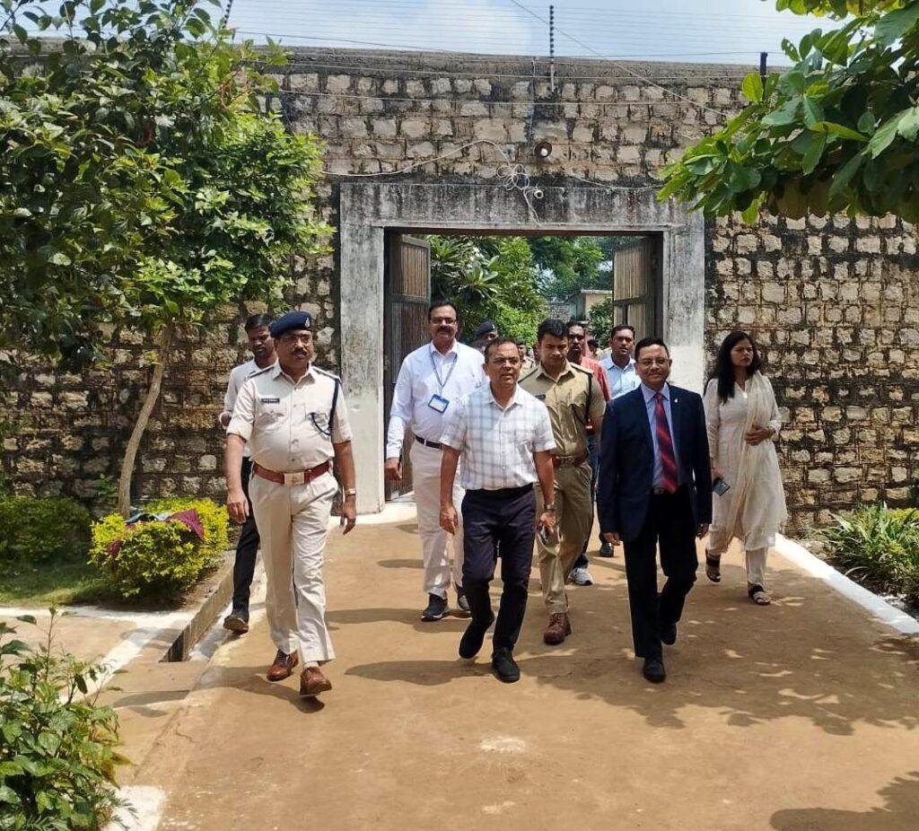 प्रधान जिला न्यायाधीश, कलेक्टर, बोर्ड आफ विजिटर्स ने किया जिला जेल का निरीक्षण बंदियों को दी जाने वाली सुविधाओं ली जानकारी, जांची भोजन की गुणवत्ता