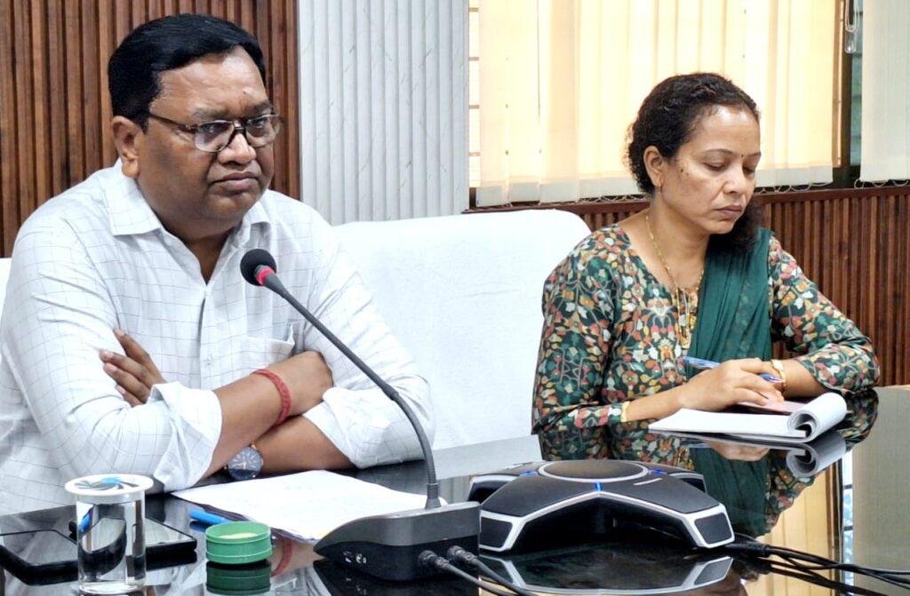 आंध्र प्रदेश एवं तेलंगाना में प्रवासित परिवारों का संवेदनशीलता के साथ करें पुनर्वास-कमिश्नर श्री डोमन सिंह