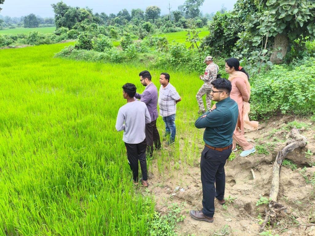 कलेक्टर श्री लंगेह ने खेतों में उतरकर डिजिटल क्राॅप सर्वे किया