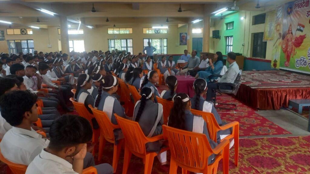 सीडीओ ने छात्र-छात्राओं विभिन्न जिज्ञासाओं को दिया उत्तरप्रतियोगी परीक्षाओं कीतैयारी के दिए टिप्स