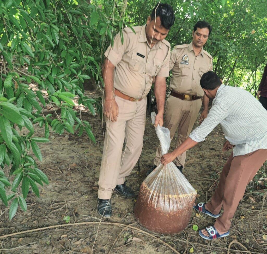 अवैध शराब के विरुद्ध आबकारी विभाग की बड़ी कार्रवाई, 30 लीटर कच्ची शराब बरामद