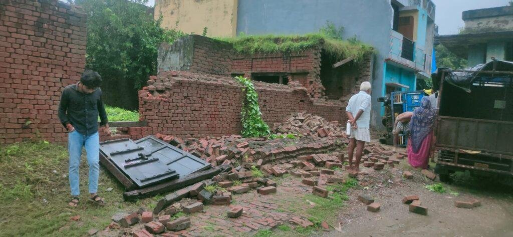 बारिश के चलते दो लोगों के मकान भर-भराकर गिर गए, गनीमत रही कोई नहीं हुई जनहानि