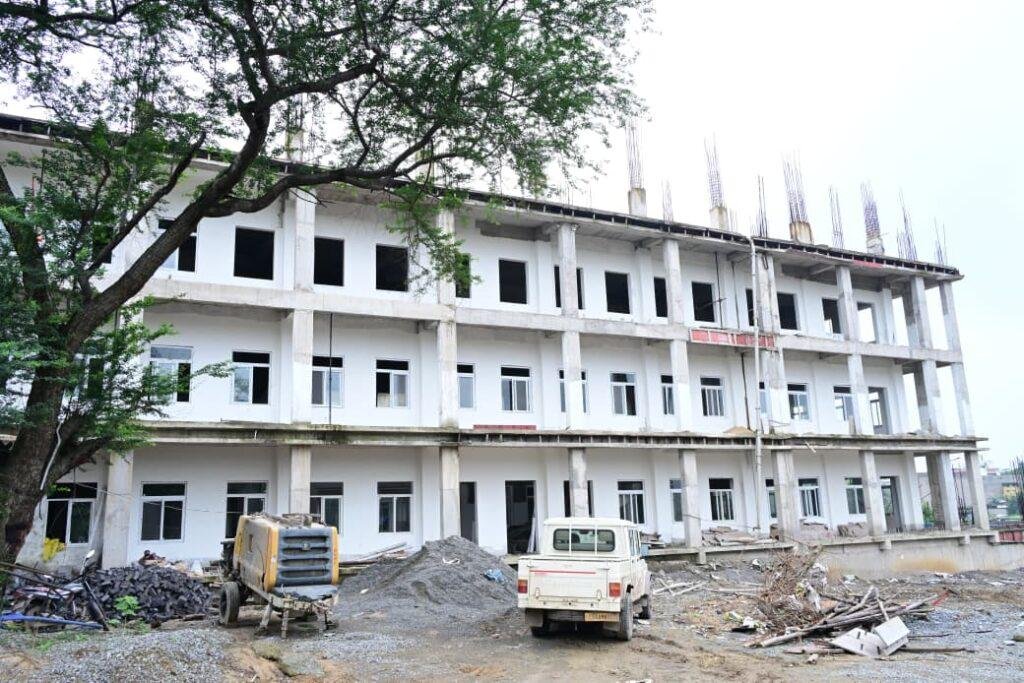 रायगढ़ की बदलेगी तस्वीर: विकास परियोजनाओं का वित्त मंत्री श्री ओ.पी.चौधरी ने किया मैराथन निरीक्षण