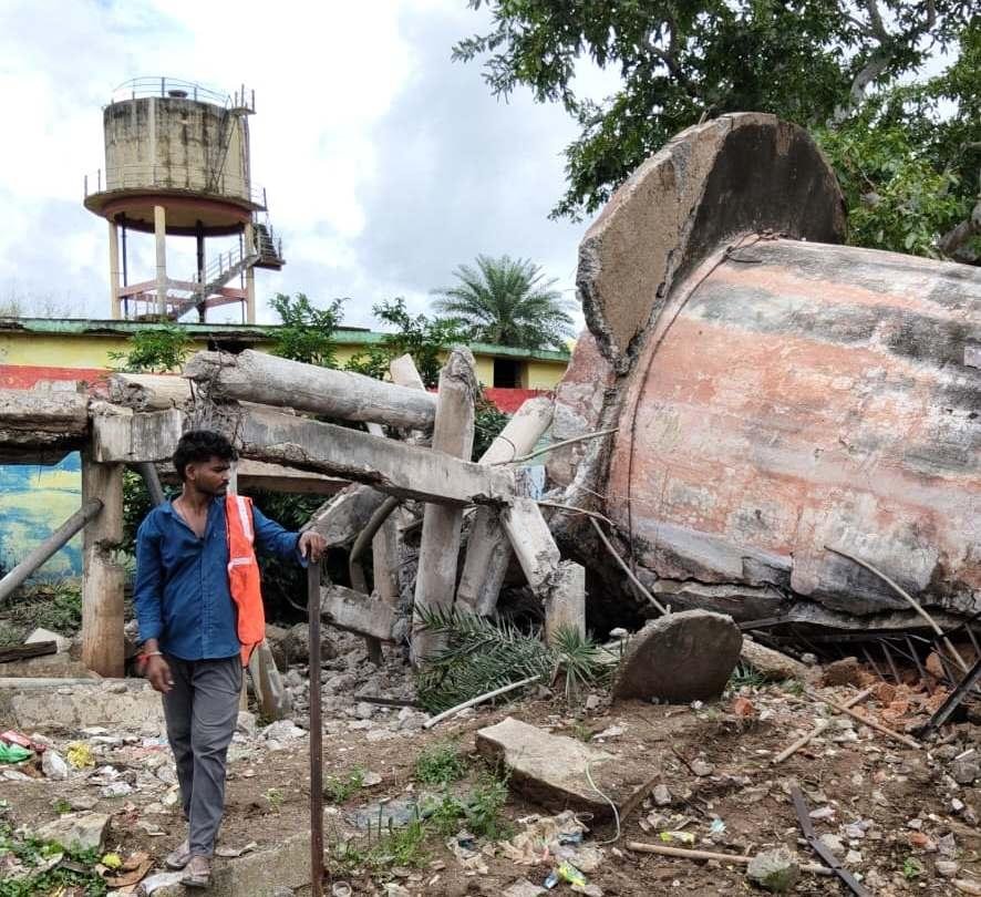 ग्राम सिंघोला में उच्च स्तरीय अत्यंत जर्जर पानी टंकी पर प्रशासन की त्वरित कार्रवाई