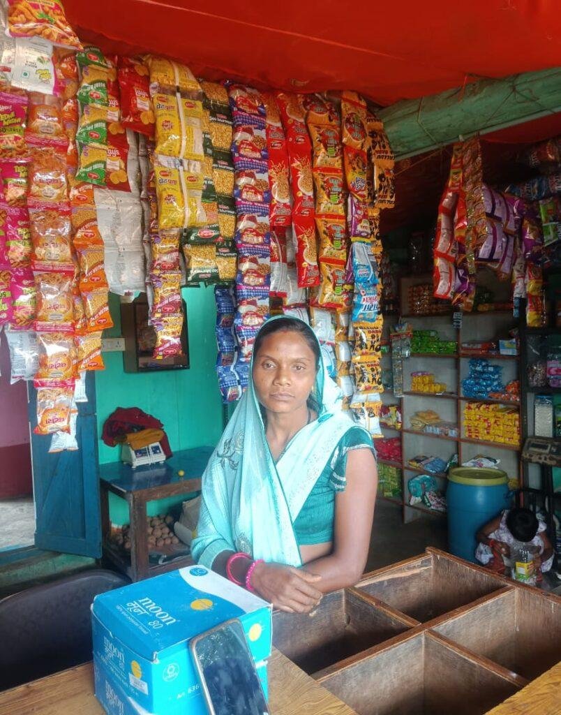 खेतिहर श्रमिक से आगे बढ़कर अब अपने दुकान की संचालक बनी कमली दीदी