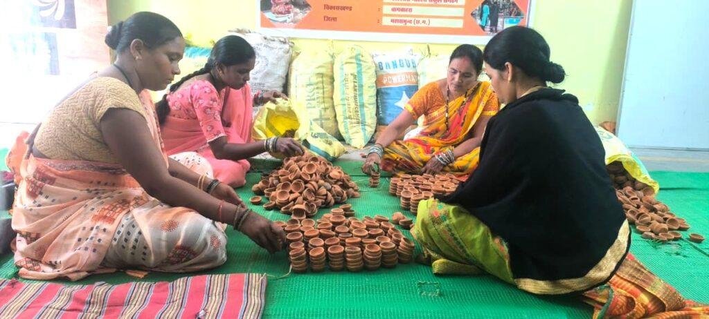 महासमुंद में समूह की दीदियां गढ़ रहीं ‘संकल्प के दीये’’