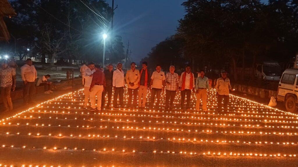 76 वें जन्मदिन पर 77 सौ दीपों की स्वर्णिम आभा से नहाया बसंतपुर: राजनांदगांव में दीपोत्सव और आतिशबाजी के साथ मना मोदी जन्मोत्सव
